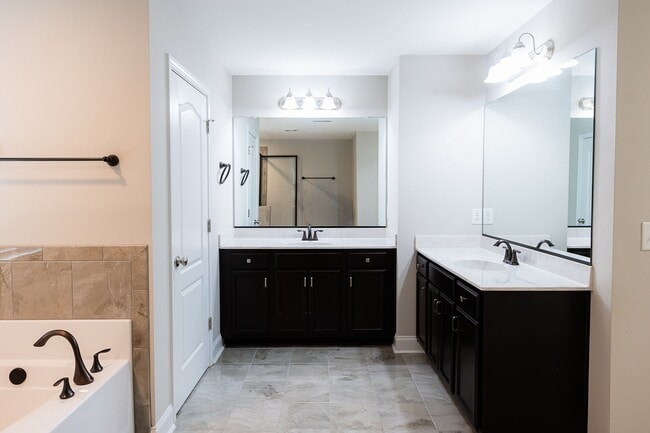 Building Photo - Stunning 5 Bedrooms, 4 Baths home in Summerfield with 2 car garage.