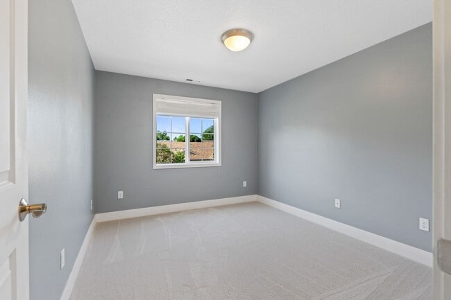 Building Photo - Month to Month Beautiful Spacious 3bed 2.5...