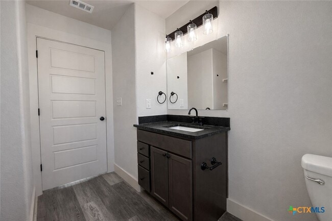 Building Photo - 710 Jefferis Ave