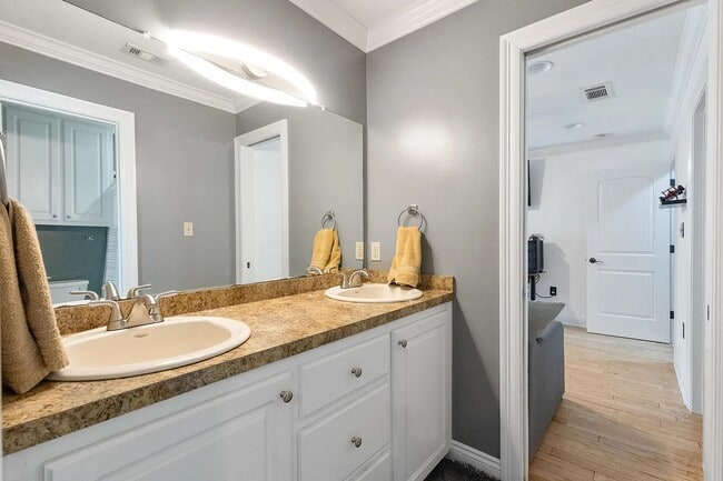Building Photo - 104 Heartwood