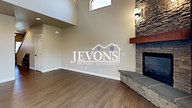 Building Photo - Spacious duplex with master bedroom, backy...