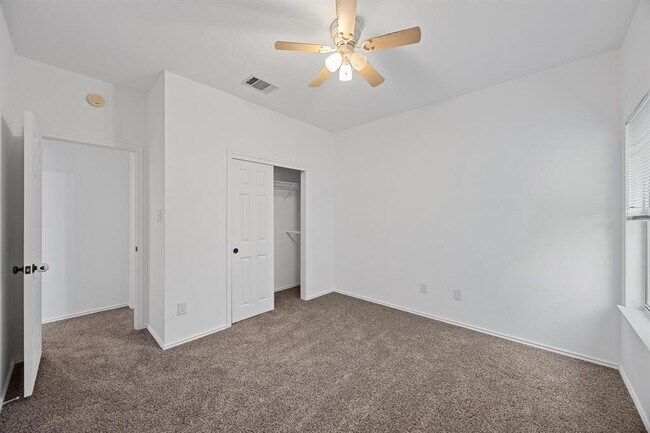 Building Photo - 914 N Creek Blvd
