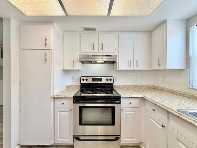 Building Photo - 2820 S Pines Dr