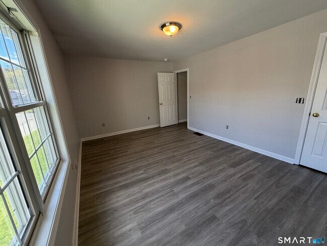 Building Photo - 44 Taft Pointe