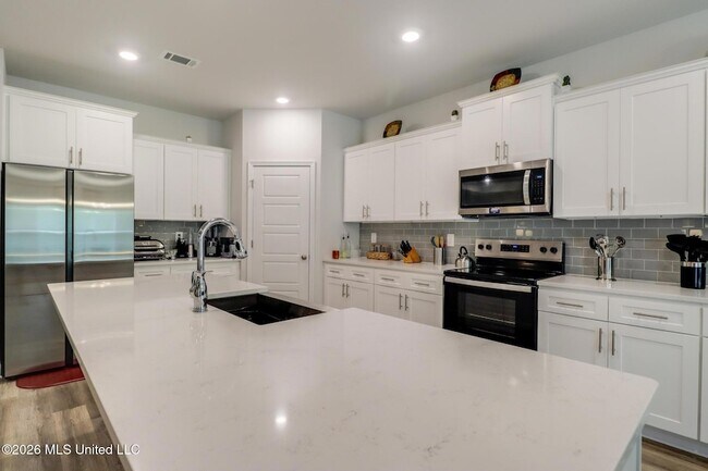 Building Photo - 4937 Fern Dr