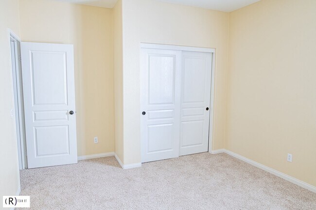 Building Photo - Lovely tri-level condo located in the gated community of Bellafina