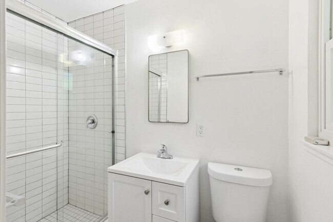 Building Photo - 4 Bedroom 3 Bathroom in Central Davis - Immediate Move-In