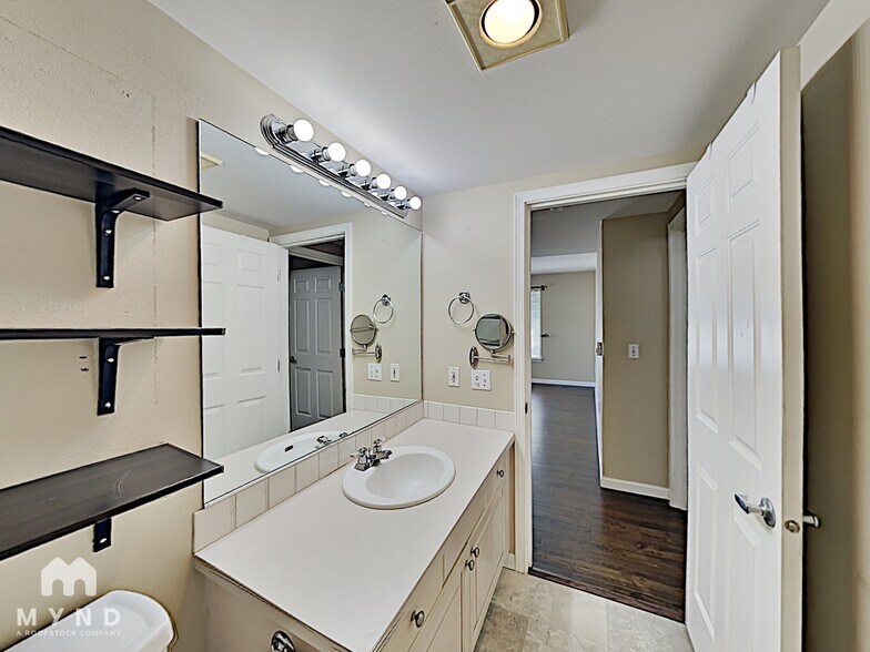 Building Photo - 2530 15th Ave W