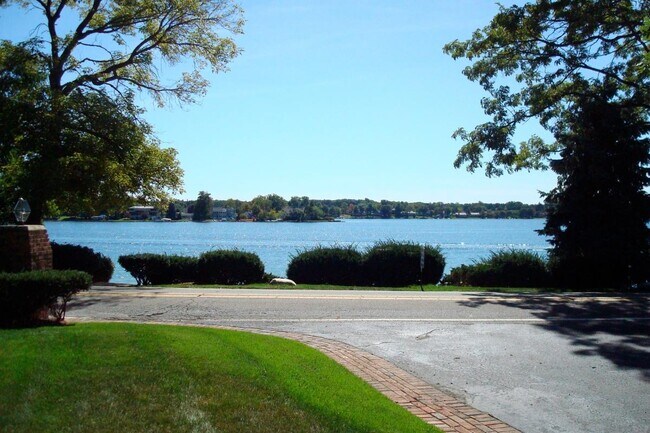 Building Photo - 3240 Pine Lake Rd