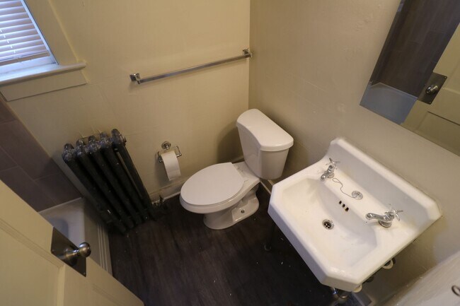 Building Photo - Two bedroom apartment near engineering and science buildings, 4 blocks from campus