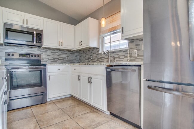 Building Photo - Available now – 3BR/2BA Patio Home with Fi...