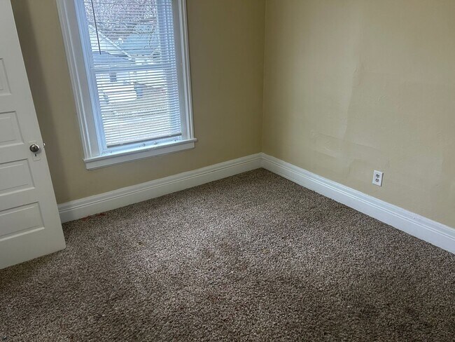 Building Photo - 3 Bedroom House