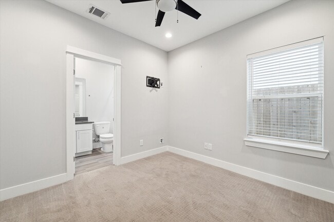Building Photo - 746 W Donovan St