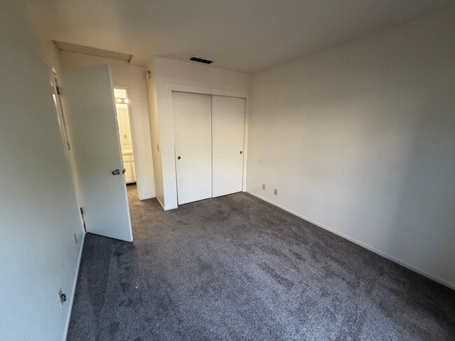 Building Photo - Great Townhome!