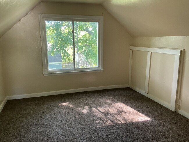 Building Photo - 3 Bedroom Single Family Home