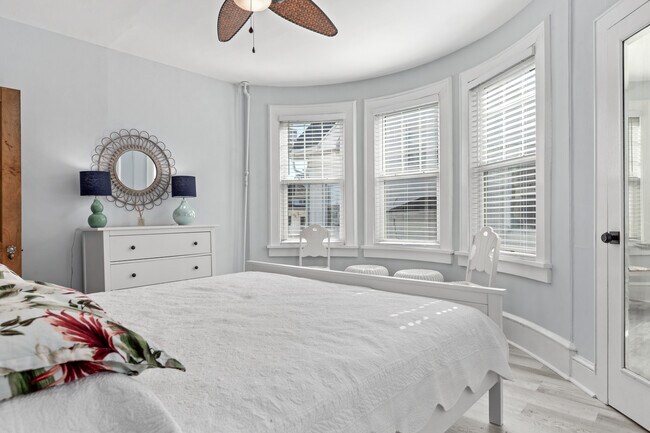 Building Photo - 100 S Amherst Ave