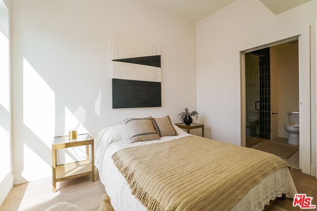 Building Photo - 611 N Virgil Ave