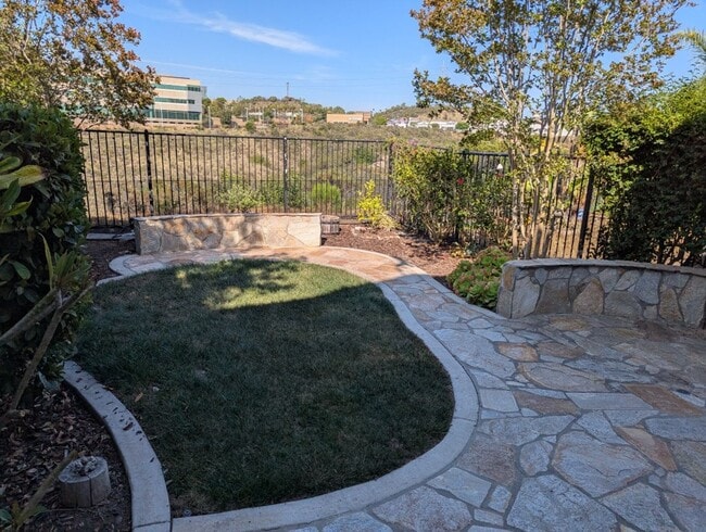 Building Photo - 3 Bedroom - 2.5 Bathroom Townhome in Scrip...