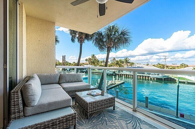 Building Photo - 2650 Lake Shore Dr