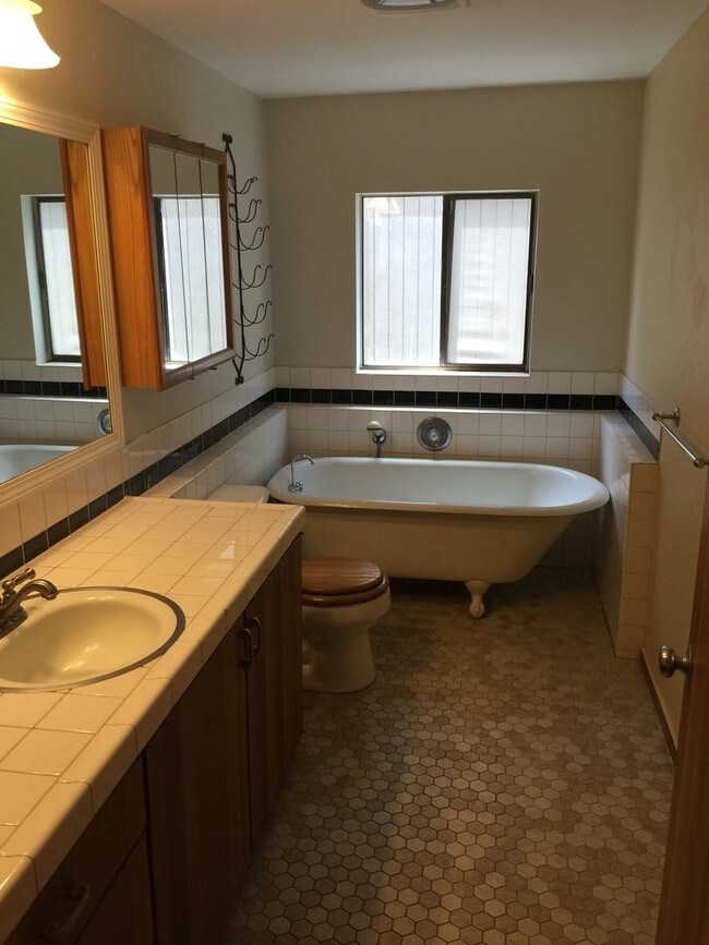 Building Photo - 817 E Jewett Blvd