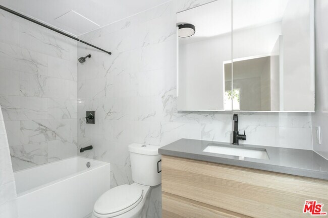 Building Photo - 560 Kings Rd
