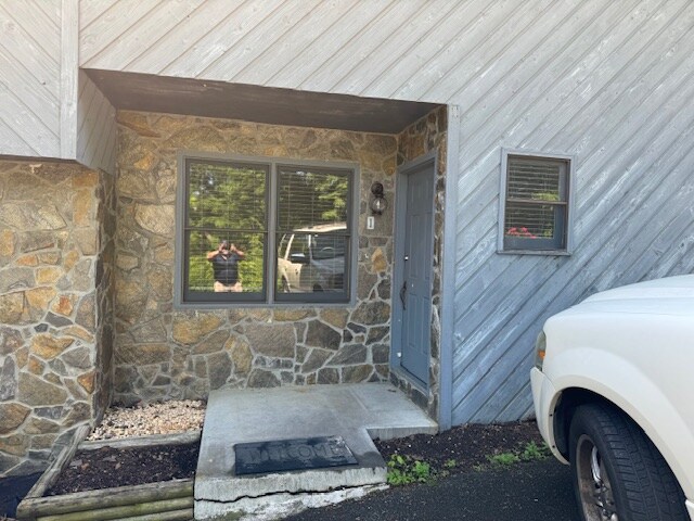 Building Photo - 348 River Rd
