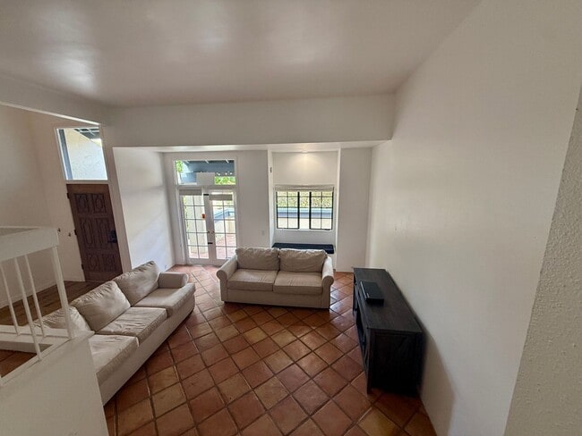 Building Photo - Beautiful 3 bedroom (2 bed + den/office) t...