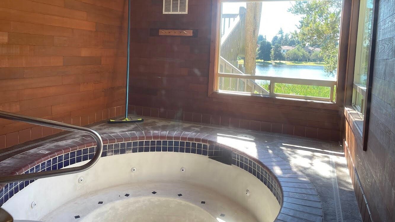 Jacuzzi in club house - 31003 14th Ave S