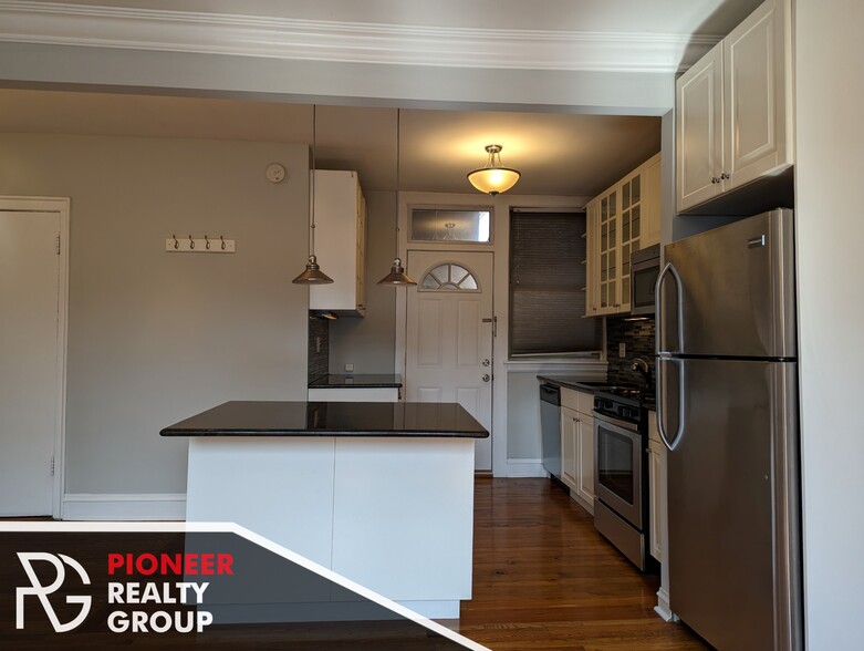 Building Photo - 546 W Surf St