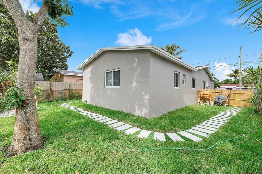 Building Photo - 6870 SW 18th Ct
