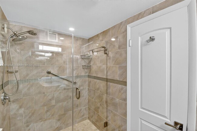 Building Photo - 9250 W Bay Harbor Dr