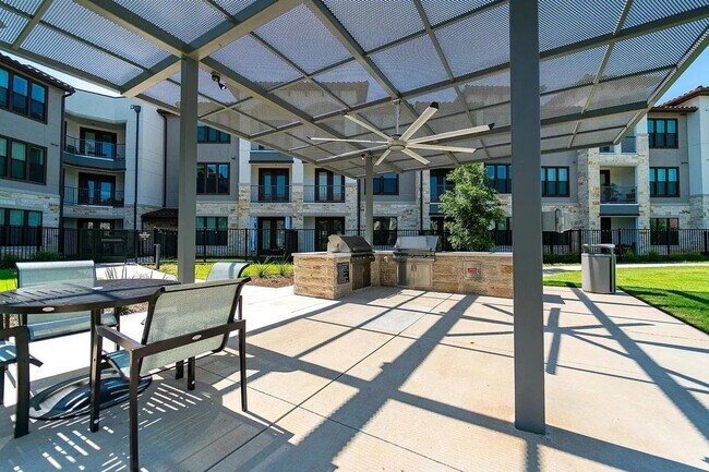 Building Photo - 510 Sunset Vista Dr