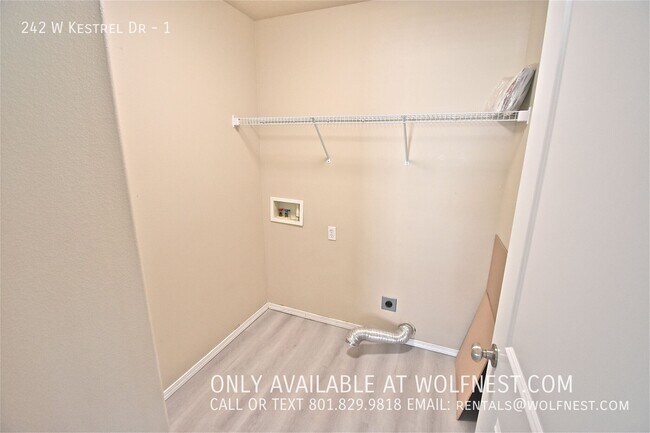 Building Photo - 242 Kestrel Dr