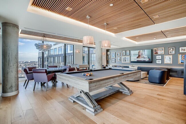 Building Photo - Northwest Facing 1 bedroom, 1 bathroom Con...
