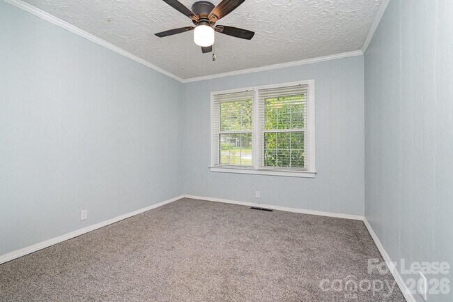 Building Photo - 1005 Home Trail