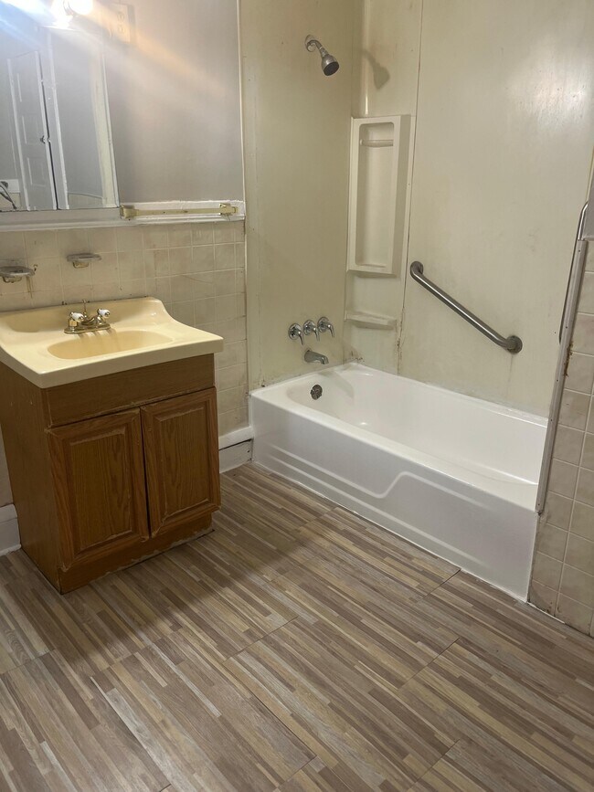 Building Photo - 3701 E 69