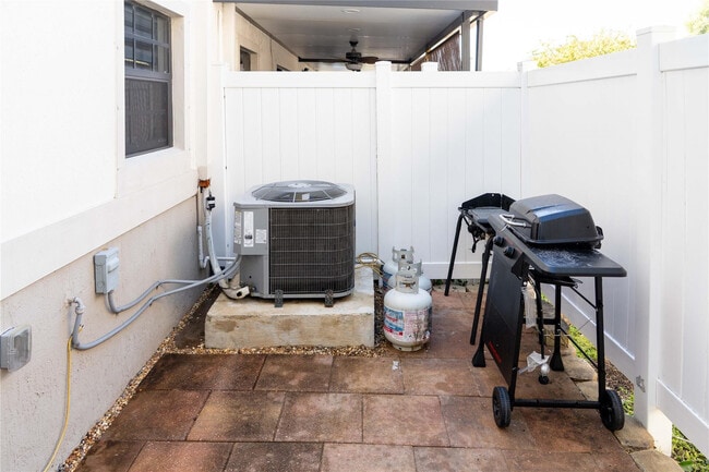 Building Photo - 1176 SW 7th Ct