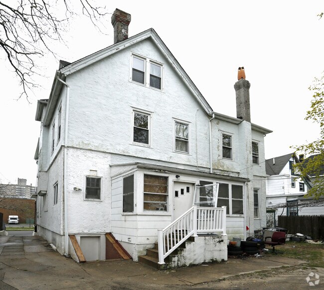Building Photo - 605 1st Ave