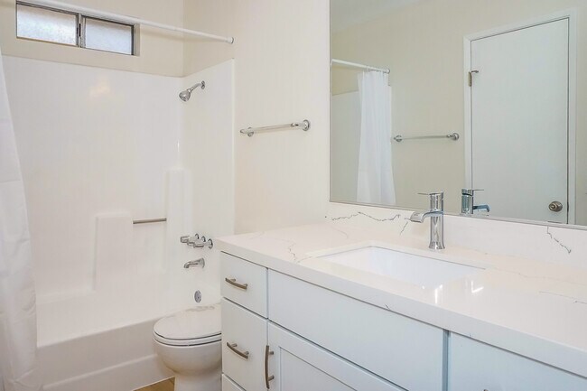 Building Photo - Detached home centrally located in Linda V...
