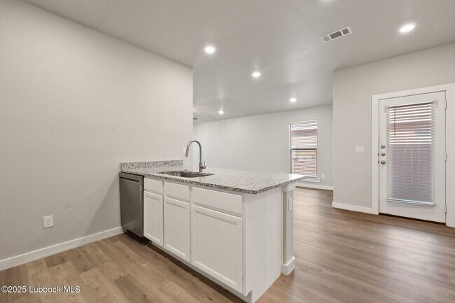 Building Photo - 505 E 21st St