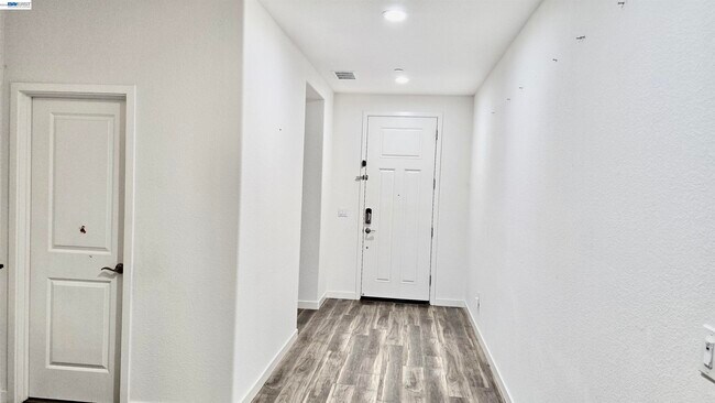 Building Photo - 304 E Angelina Ave