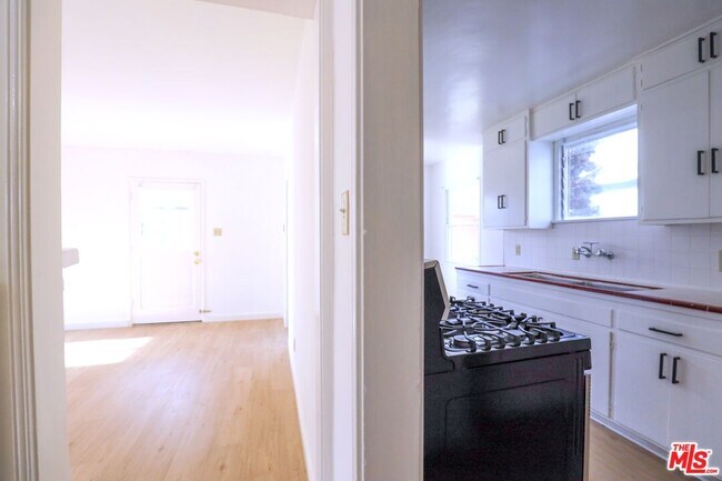 Building Photo - 1944 Cloverfield Blvd