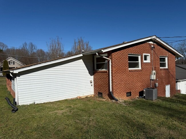 Building Photo - Must see 2 - bedroom, 1 -bath all brick home