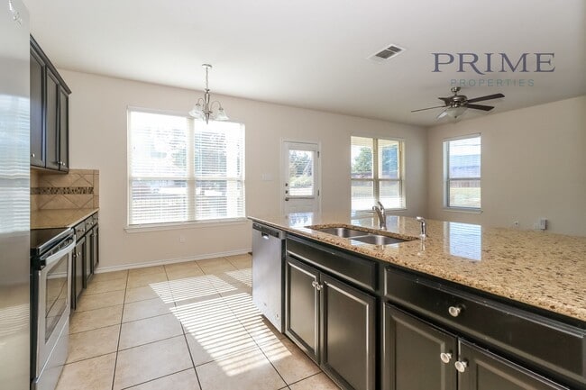 Building Photo - Beautiful two story Townhouse