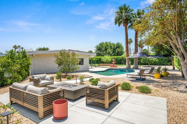Building Photo - 43795 Acacia Dr
