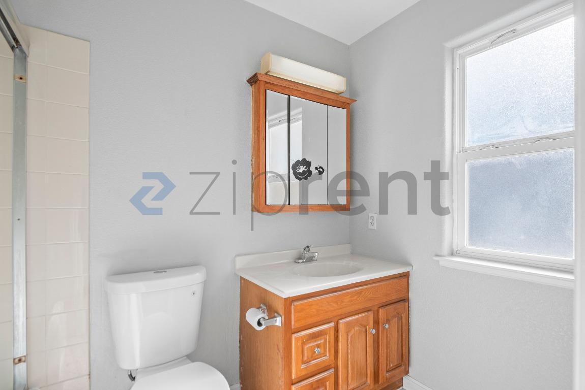 Building Photo - 2124 E 20th St