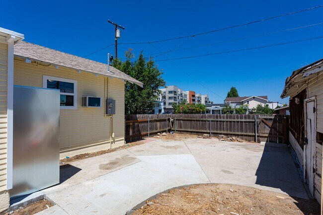Building Photo - 303 S Sunshine Ave