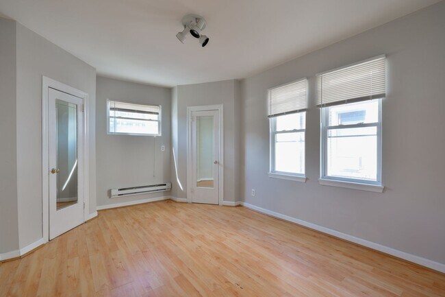 Building Photo - 1440 W Grange Ave