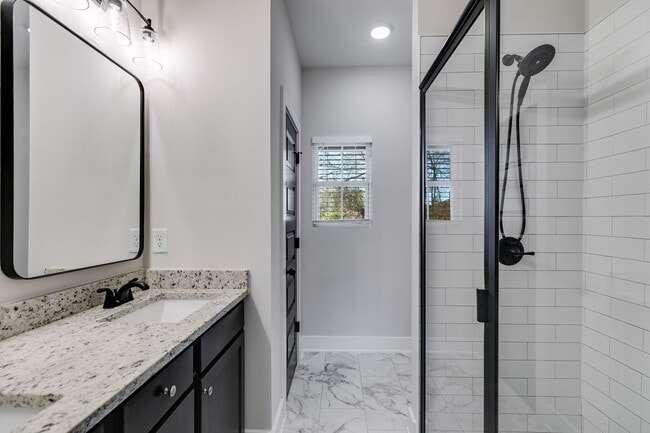 Building Photo - 319 Bledsoe St