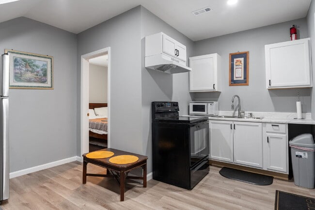 Building Photo - 2 Bed 2 Bath Garage Apartment in La Vergne